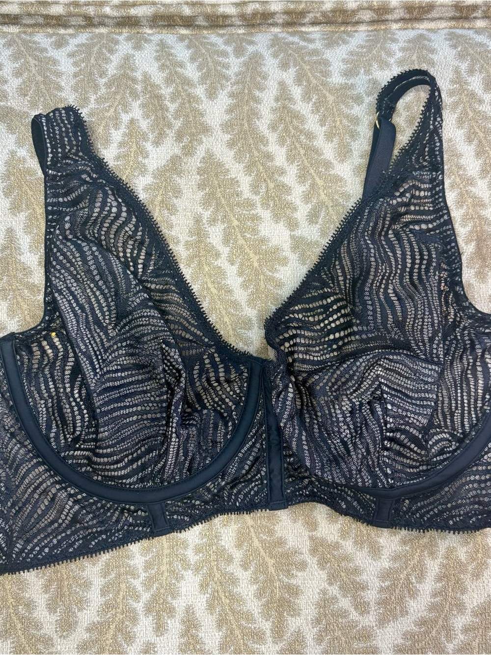 Victoria's Secret Black Lace Underwire Bra with Sheer Wave Pattern